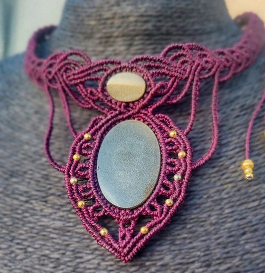 collar de obsidianas doradas .  collar de macramé con obsidianas . gargantilla con obsidianas. collar hilo berenjena.  collar mujer. choker