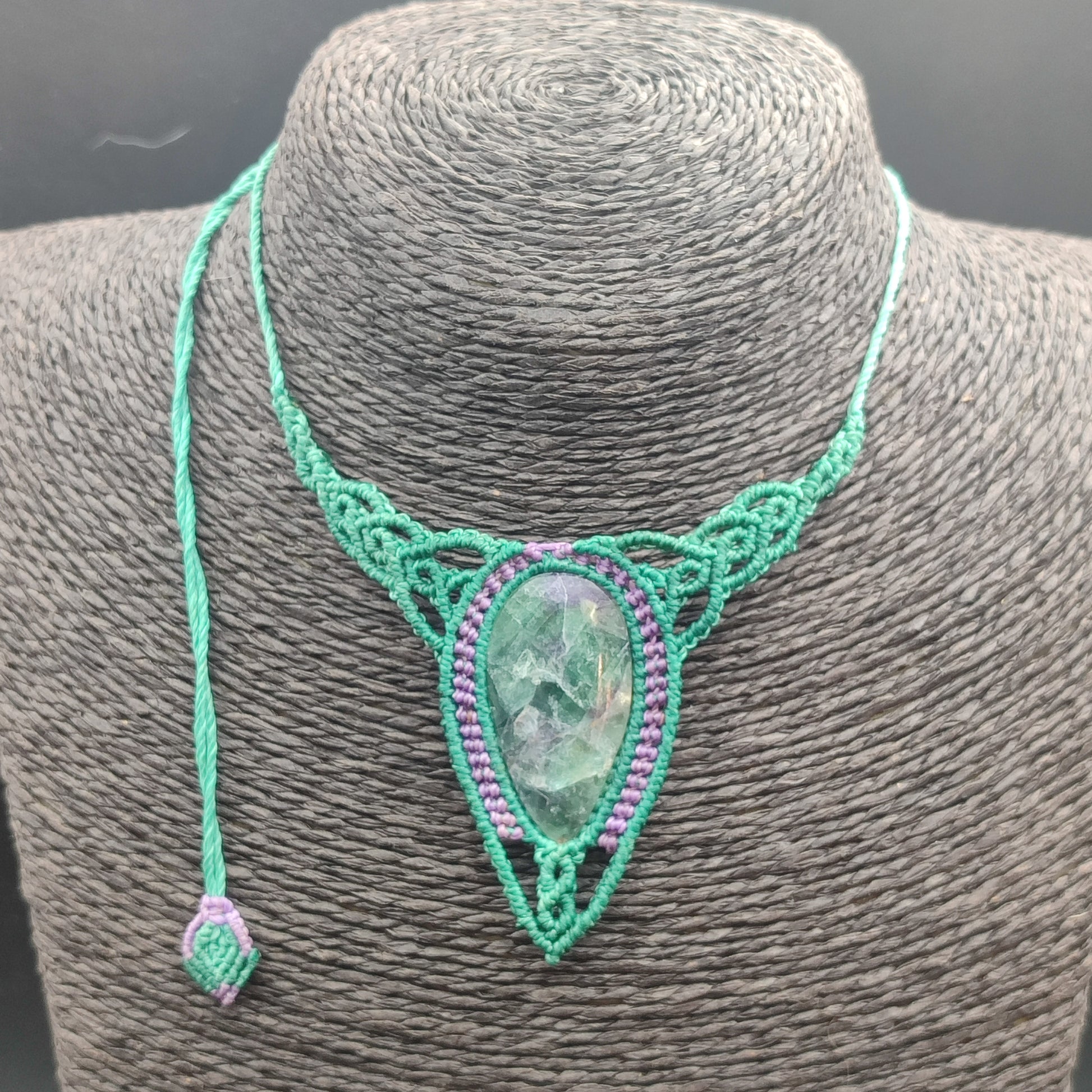 Primer plano de la piedra fluorita natural con forma de lágrima.