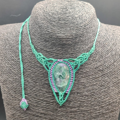 Primer plano de la piedra fluorita natural con forma de lágrima.