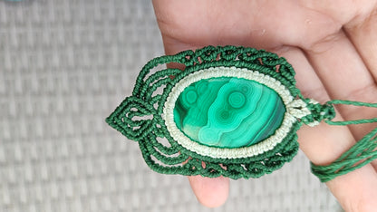 Colgante "Guardián de la Tierra": Malaquita Natural de Gran Tamaño en Micro-Macramé de Autor - Pieza Exclusiva