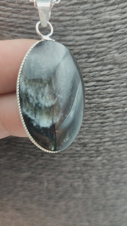 Colgante de Obsidiana plateada con baño de plata ovalado