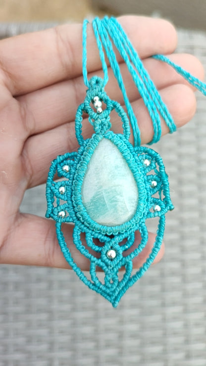 Colgante "Esencia del Caribe": Larimar Natural y Plata de Ley en Micro-Macramé - Joya de Autor Exclusiva
