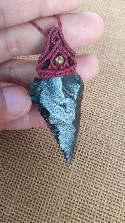 punta de flecha de obsidiana con macrame, collar pre colombino, punta de flecha tallada