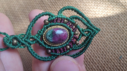 colgante pequeño de macramé con zoisita rubí, cordón ajustable