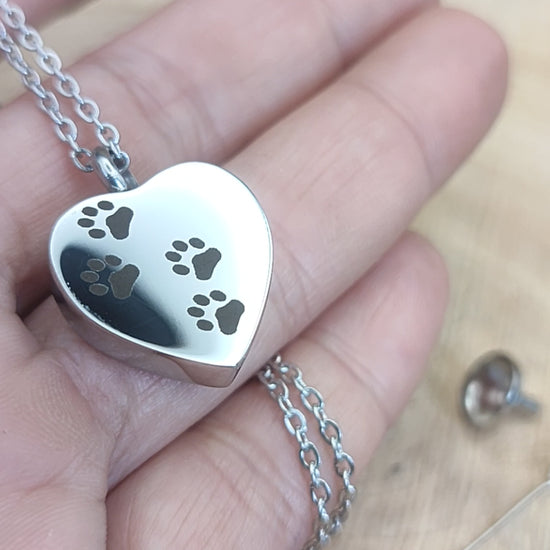 Vídeo mostrando el brillo y el sistema de apertura de la mini urna corazón