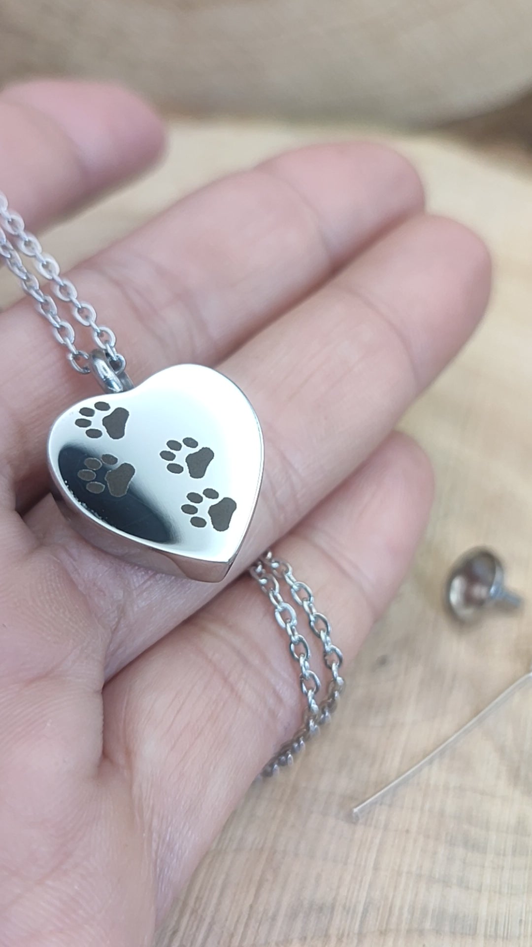 Vídeo mostrando el brillo y el sistema de apertura de la mini urna corazón