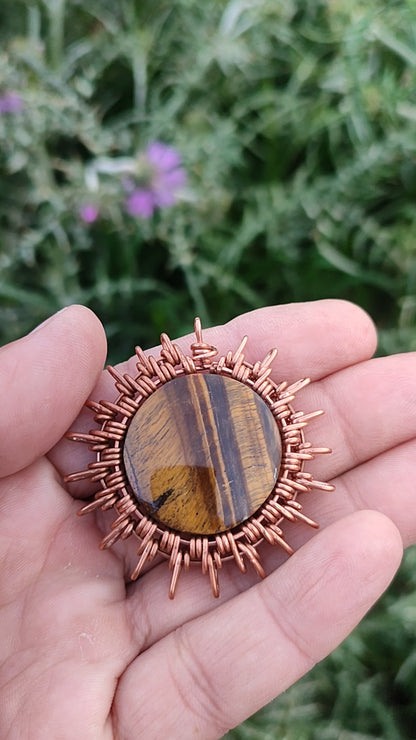 Colgante "Amanecer Dorado": Sol de Cobre Artesanal con Ojo de Tigre - Amuleto de Vitalidad y Confianza