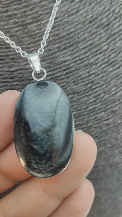 Colgante de Obsidiana plateada con baño de plata ovalado