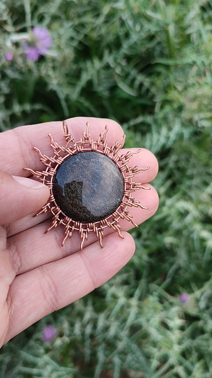 Colgante "Sol de Eclipse": Obsidiana Dorada y Cobre Artesanal - Amuleto de Protección y Revelación