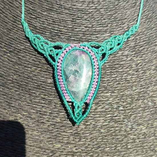 Vídeo del collar de fluorita mostrando los reflejos de la piedra y el tejido