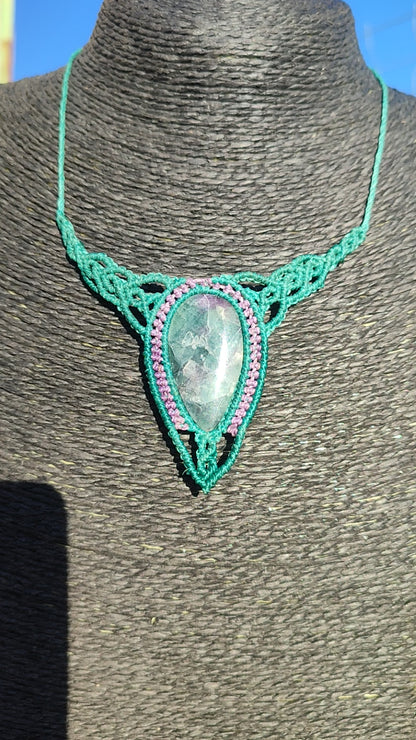 Vídeo del collar de fluorita mostrando los reflejos de la piedra y el tejido