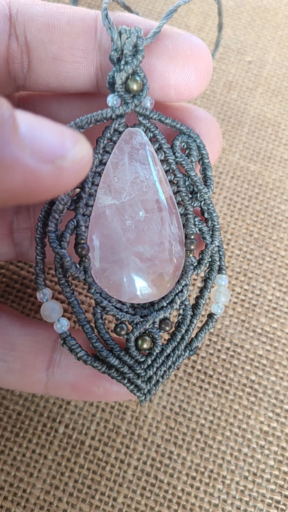 colgante de cuarzo rosa con piedra luna, colgante de macrame gris con piedra grande