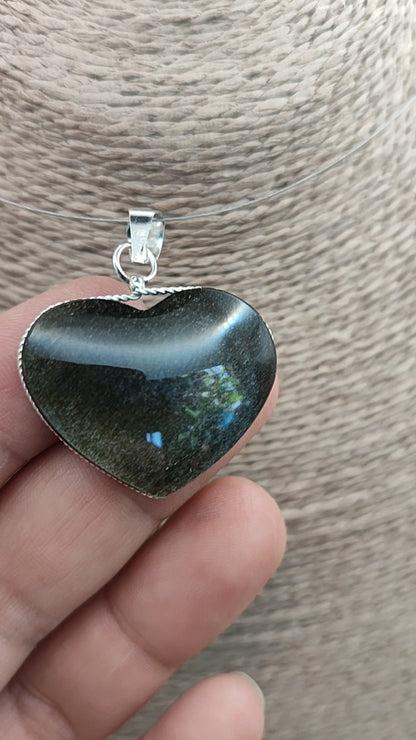 Colgante de corazón de obsidiana dorada