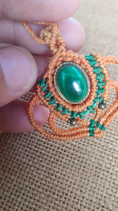 collar de macrame con malaquita, collar con piedra verde
