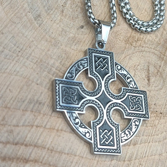 Vídeo del collar cruz de Odín mostrando el relieve de los nudos celtas