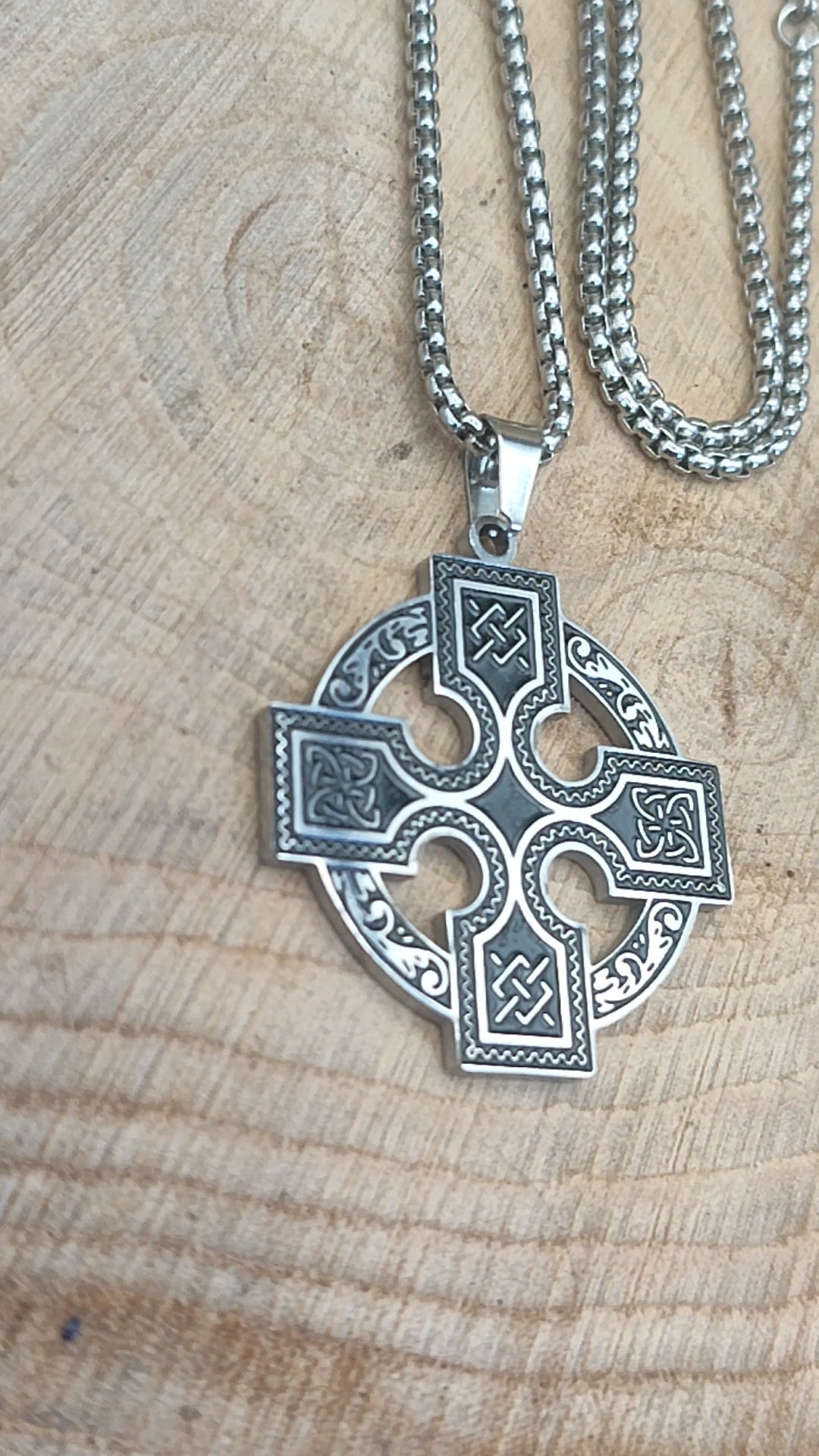 Vídeo del collar cruz de Odín mostrando el relieve de los nudos celtas