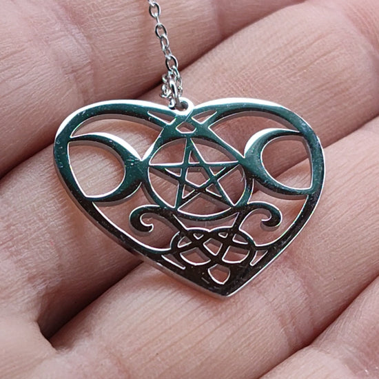 Vídeo del collar corazón místico mostrando su acabado y símbolos