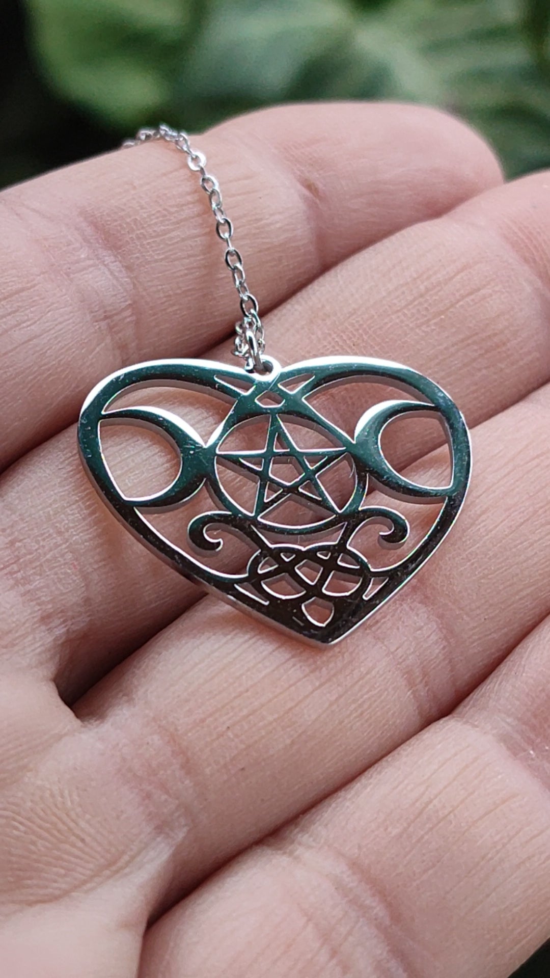 Vídeo del collar corazón místico mostrando su acabado y símbolos