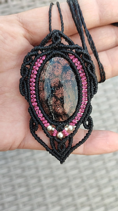 Colgante "Noche Rosa": Calcedonia Negra y Rosa en Micro-Macramé Artesanal - Joyería de Autor Ajustable