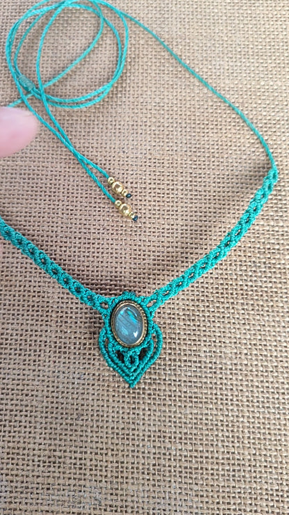 gargantilla de macramé con piedra, labradorita azulada, collar verde agua