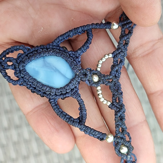 Vídeo demostrativo del brillo natural del Ópalo Azul y el movimiento del collar ajustable