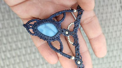 Vídeo demostrativo del brillo natural del Ópalo Azul y el movimiento del collar ajustable