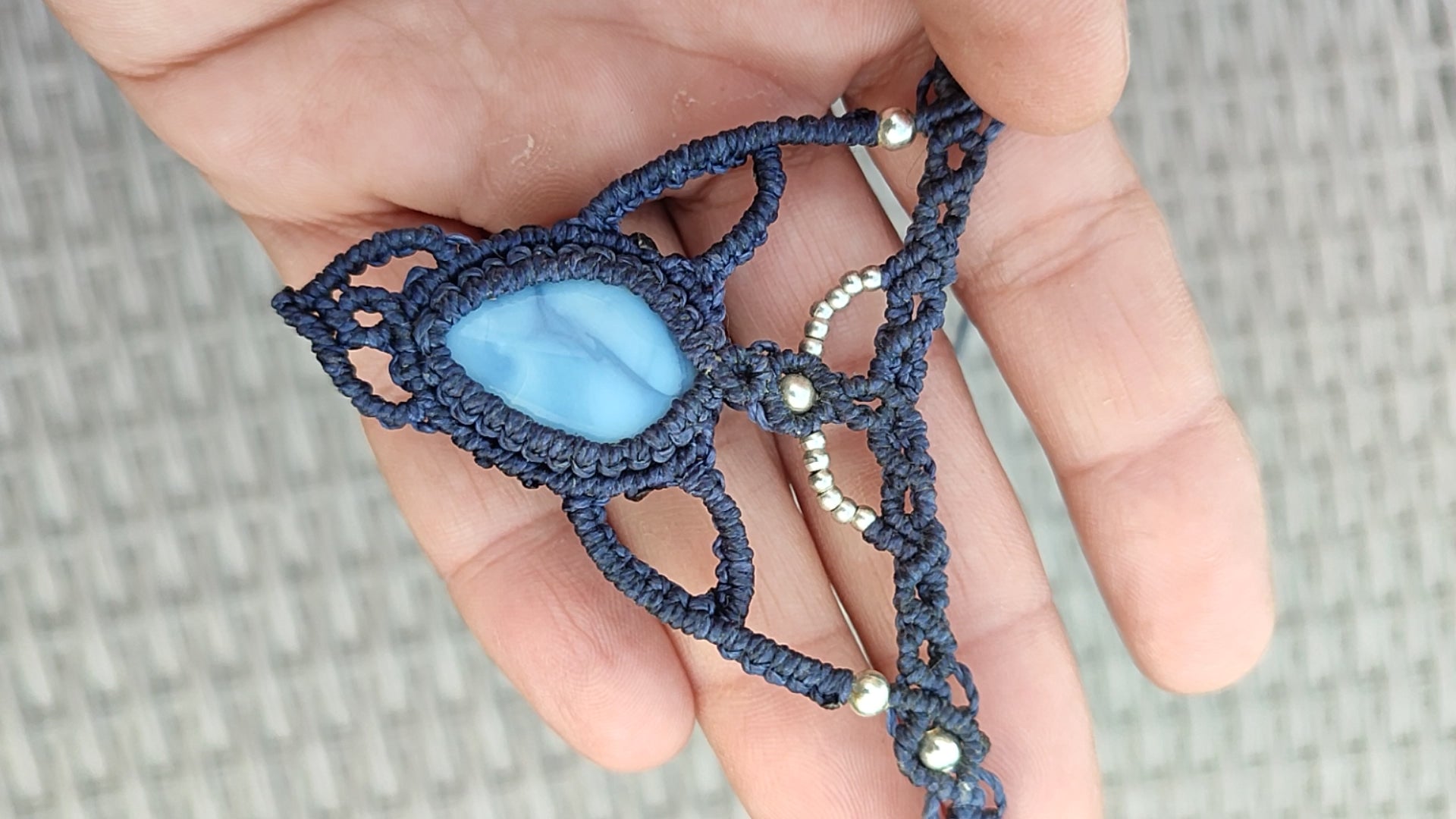 Vídeo demostrativo del brillo natural del Ópalo Azul y el movimiento del collar ajustable