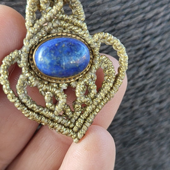 Colgante Pequeño Lapislázuli y Macramé Dorado
