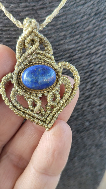 Colgante Pequeño Lapislázuli y Macramé Dorado