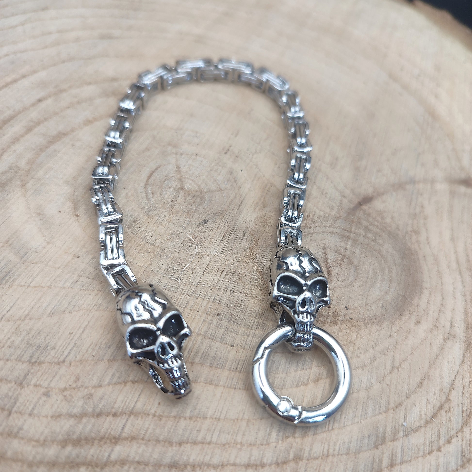 Primer plano de los eslabones de acero y el relieve de las calaveras