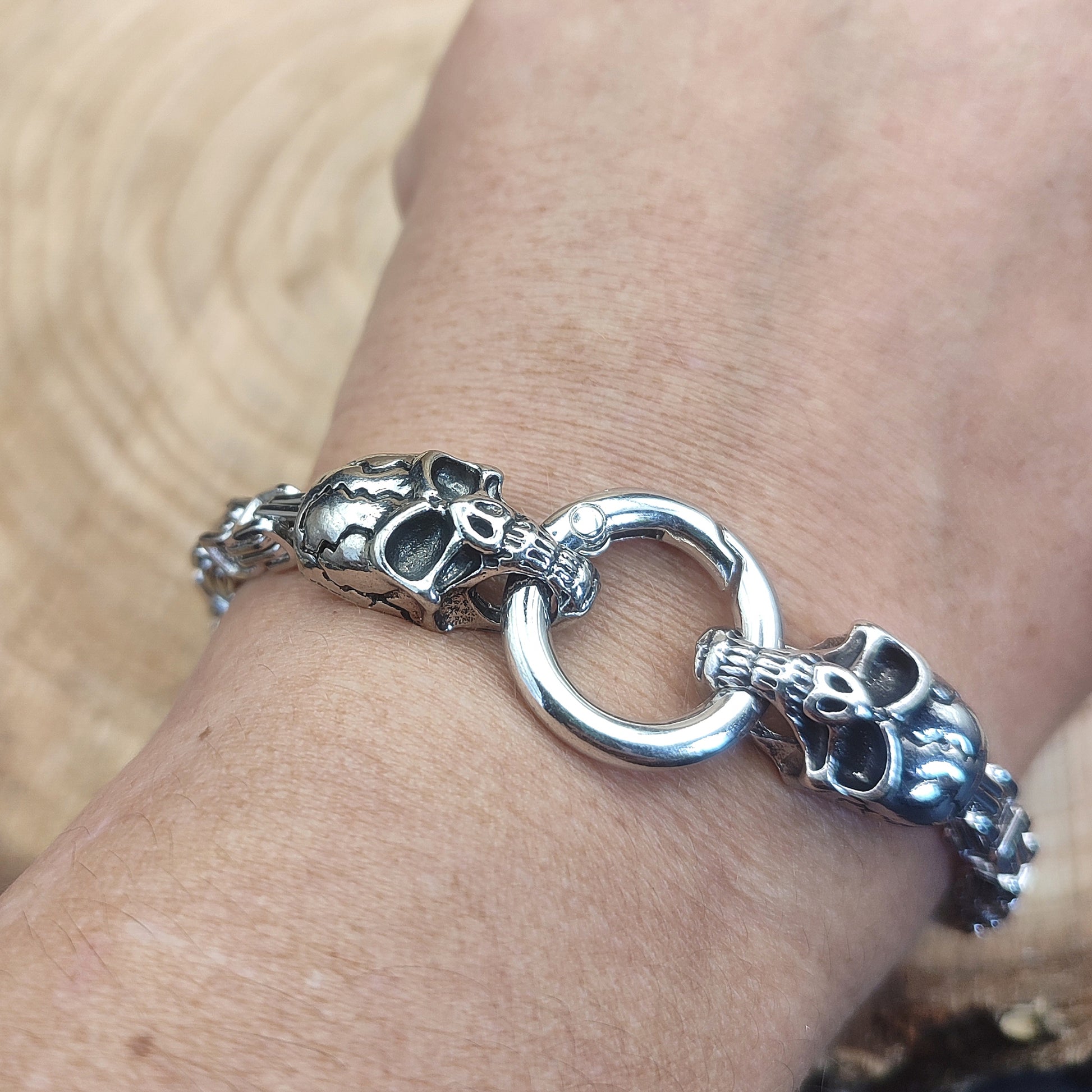 Vista de la pulsera de calaveras puesta para apreciar el tamaño y ajuste