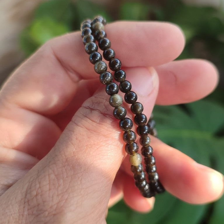 Vista artística de la gargantilla de obsidiana dorada de 4mm.