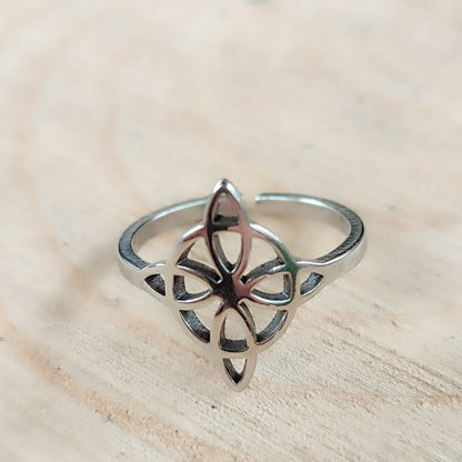 Anillo ajustable nudo de bruja