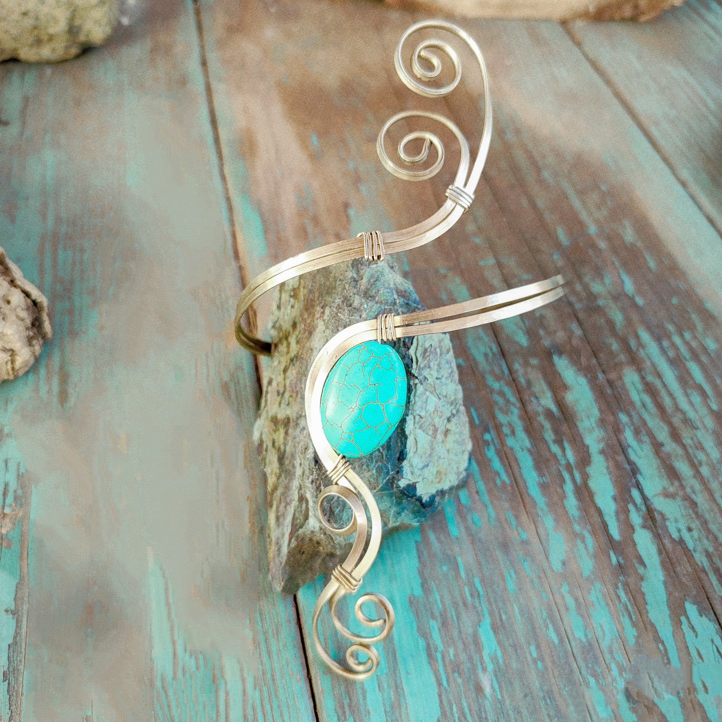 Brazalete grande de Espirales para Bíceps en Alpaca con Howlita