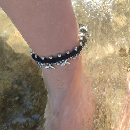 Tobillera de Macramé Negra con Colas de Ballena