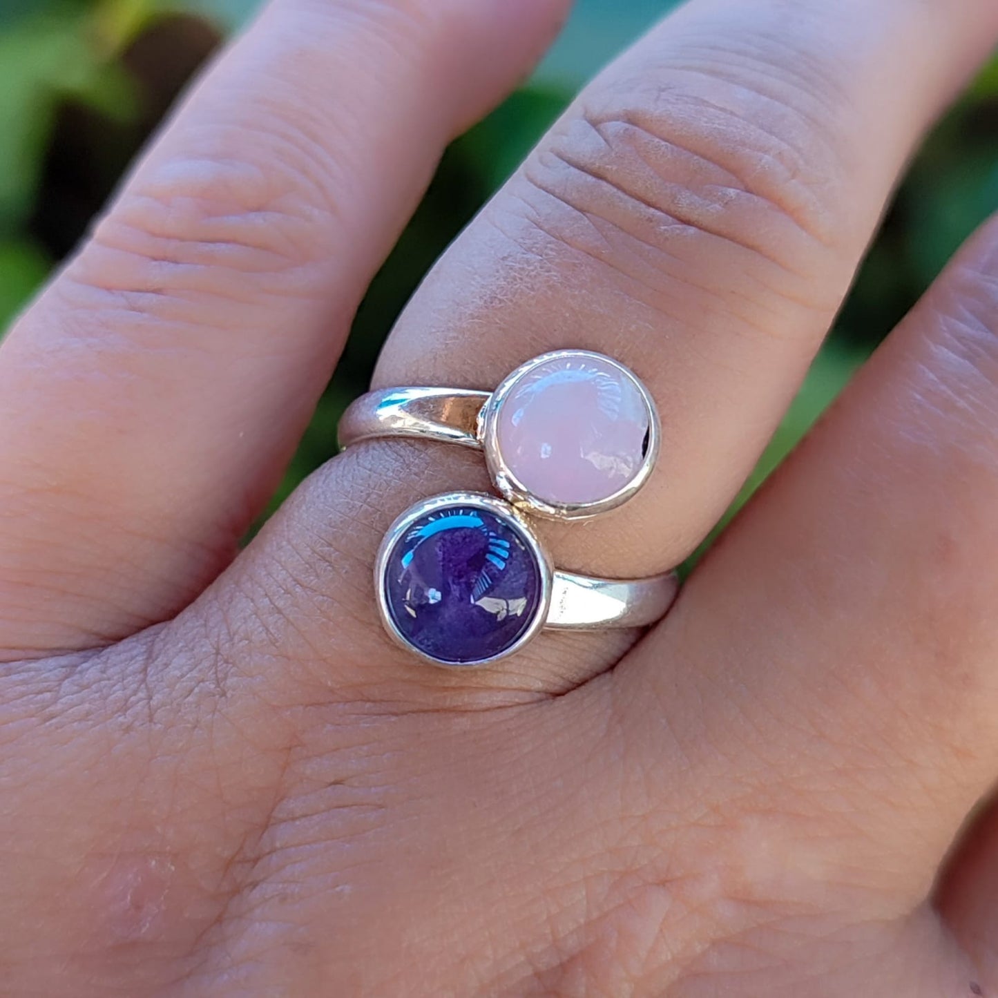 Anillo de amatista y cuarzo rosa