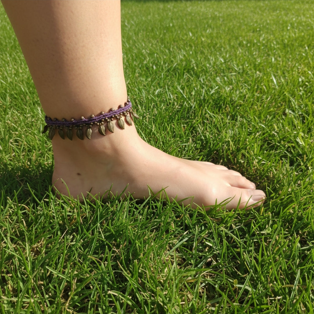 Tobillera Étnica de Macramé Morada con Hojas