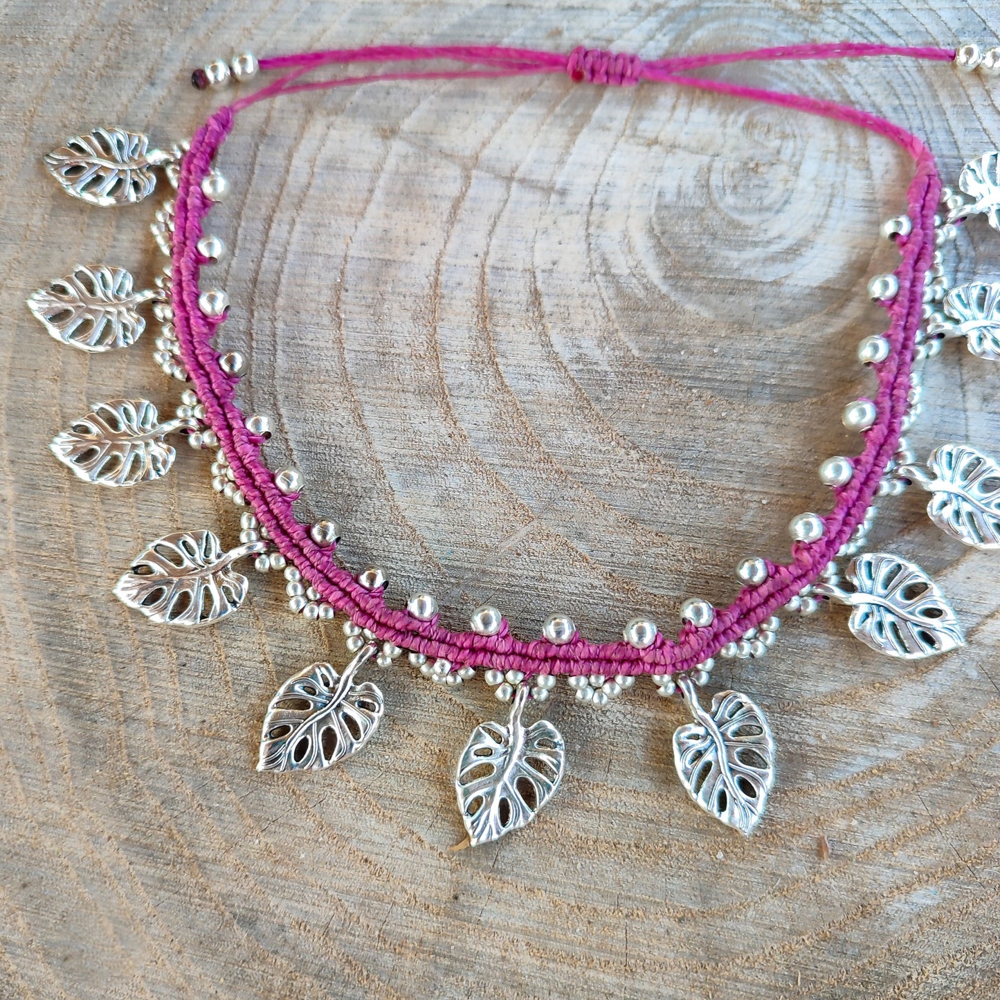 Tobillera Étnica de Macramé Rosa con Cuentas Plateadas
