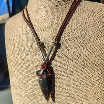 Collar punta de flecha y cuero
