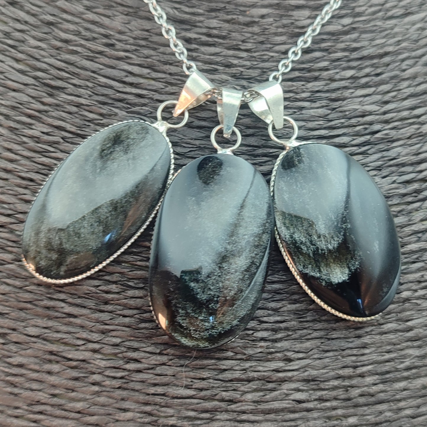 Colgante de Obsidiana plateada con baño de plata ovalado