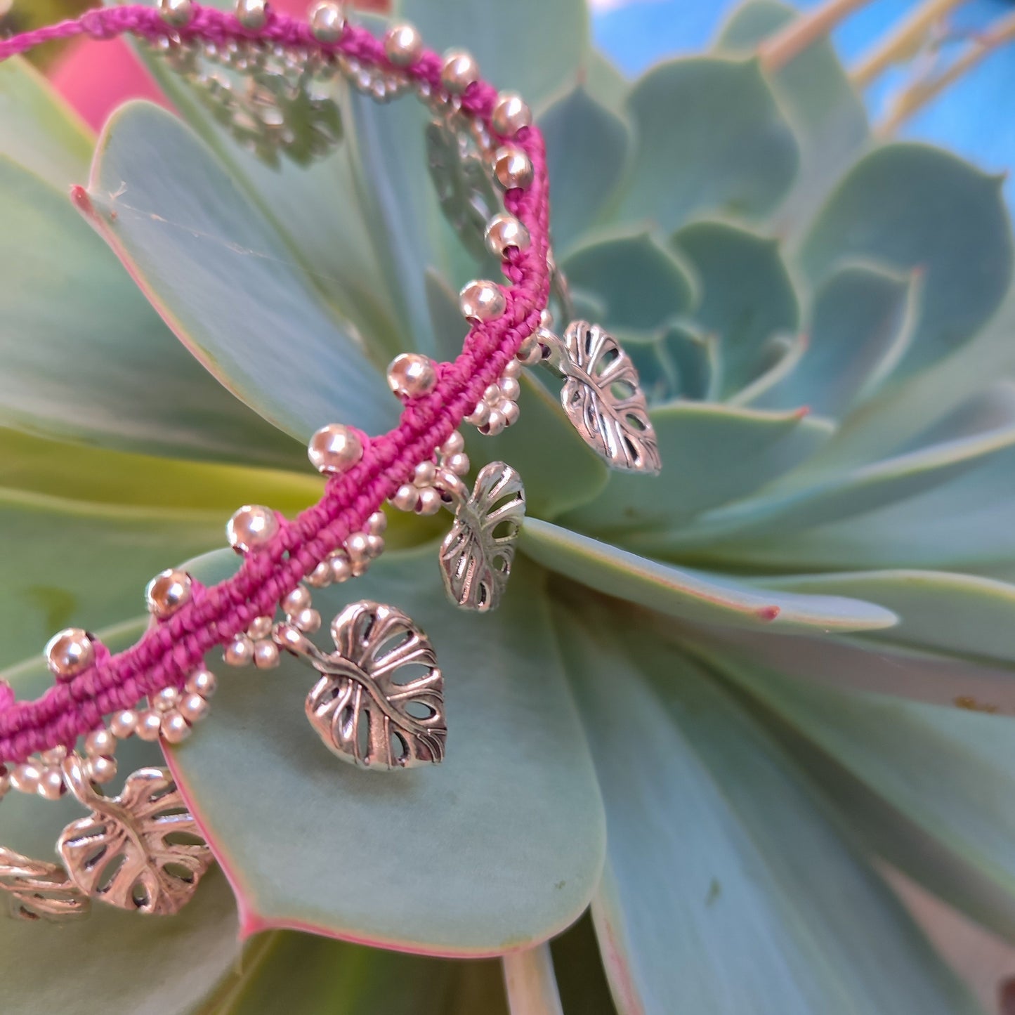 Tobillera Étnica de Macramé Rosa con Cuentas Plateadas