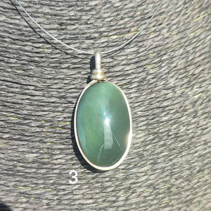 Pendentif ovale en obsidienne arc-en-ciel