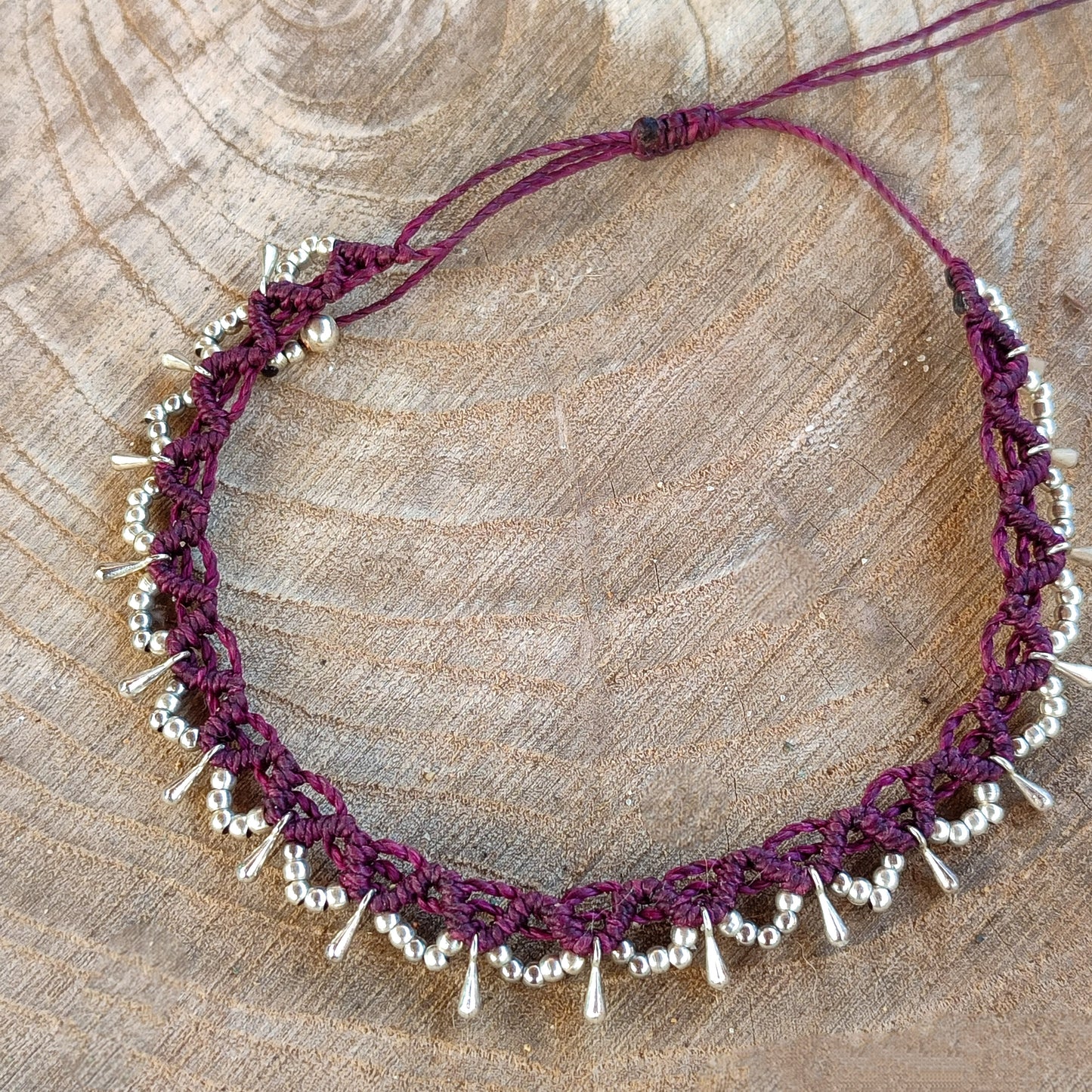 Tobillera ajustable de macramé color berenjena
