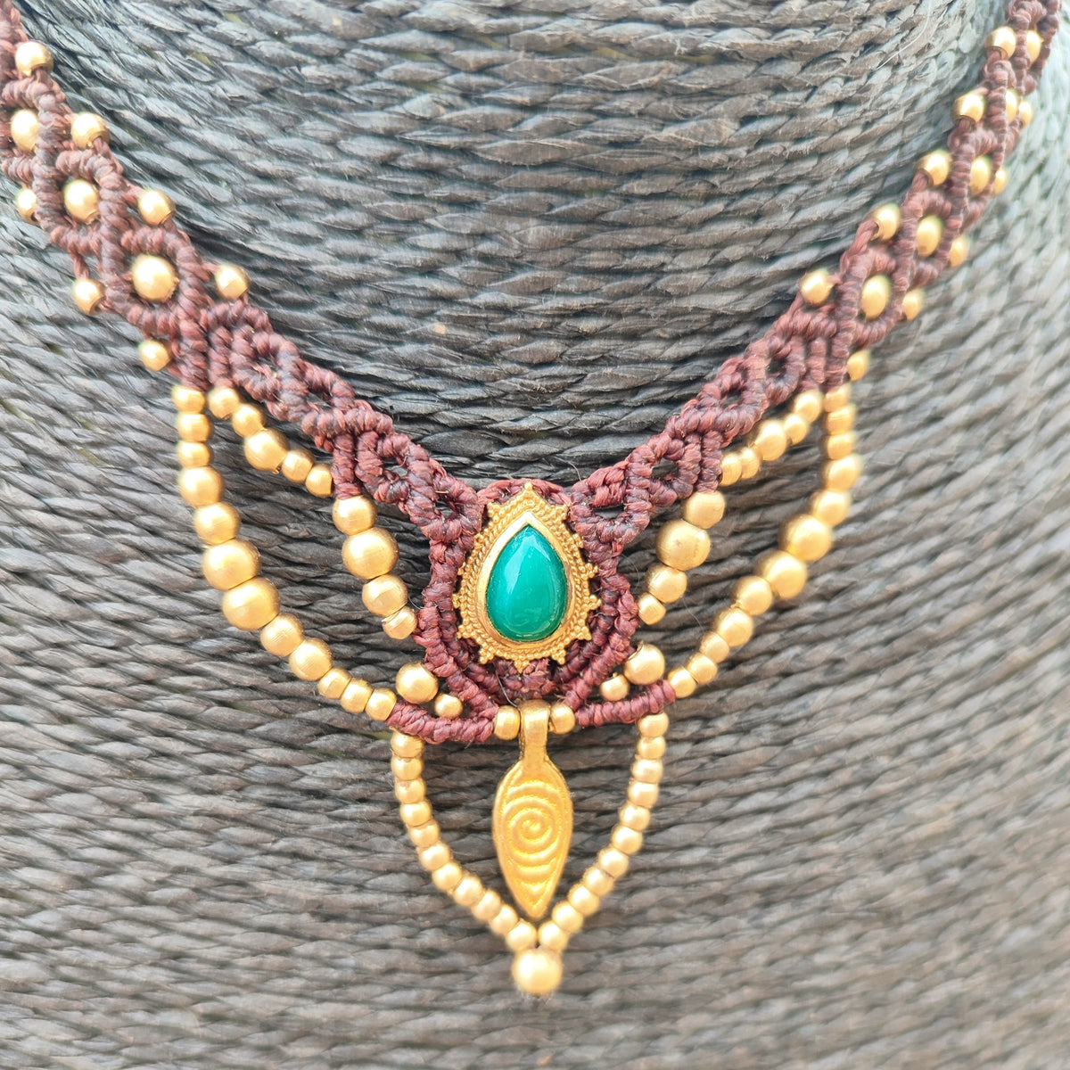 Collar Gipsy en Macramé Granate con Ónix Verde y Detalles Dorados | El Hada del Tiempo