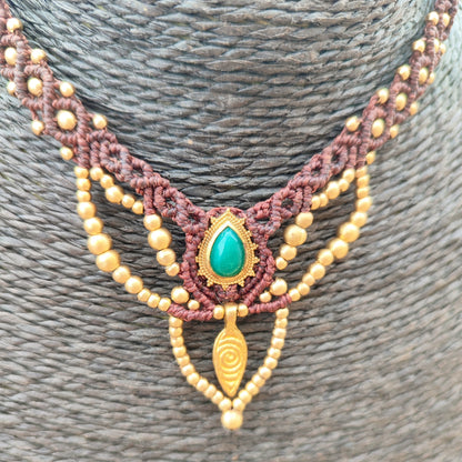 Collar Gipsy en Macramé Granate con Ónix Verde y Detalles Dorados | El Hada del Tiempo