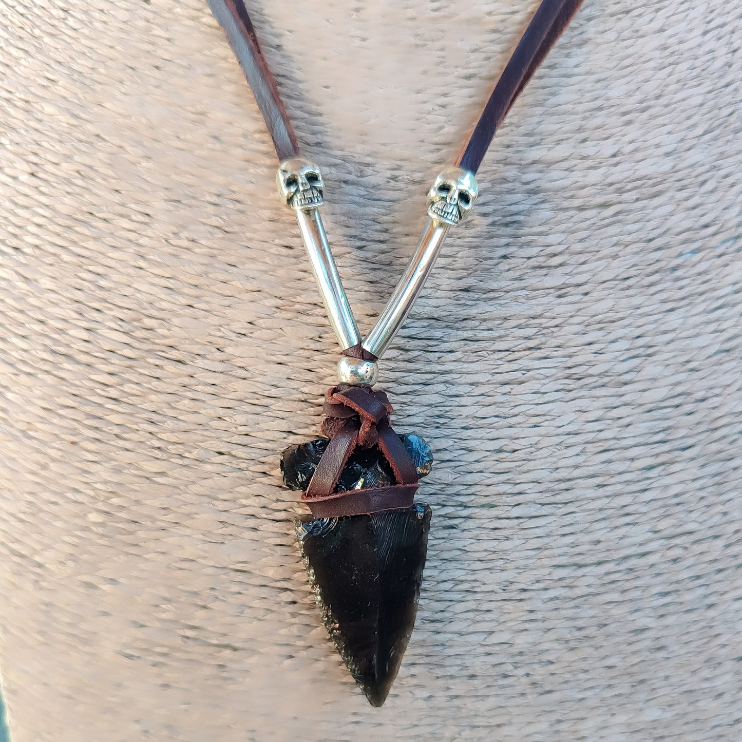 Collar punta de flecha y cuero