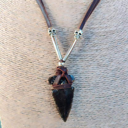 Collar punta de flecha y cuero