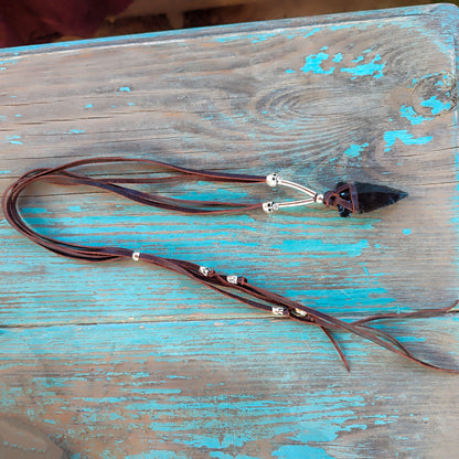 Collar punta de flecha y cuero
