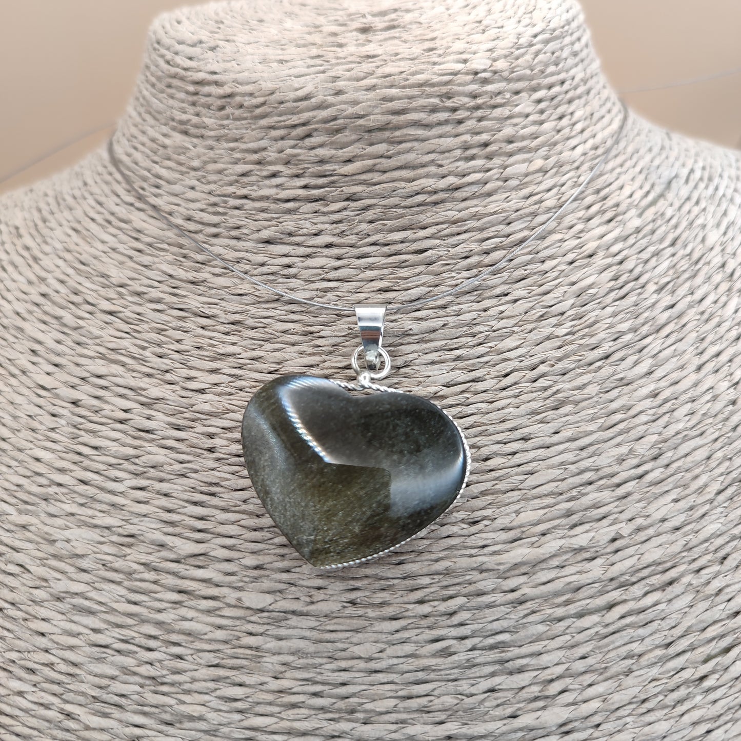Colgante de corazón de obsidiana dorada