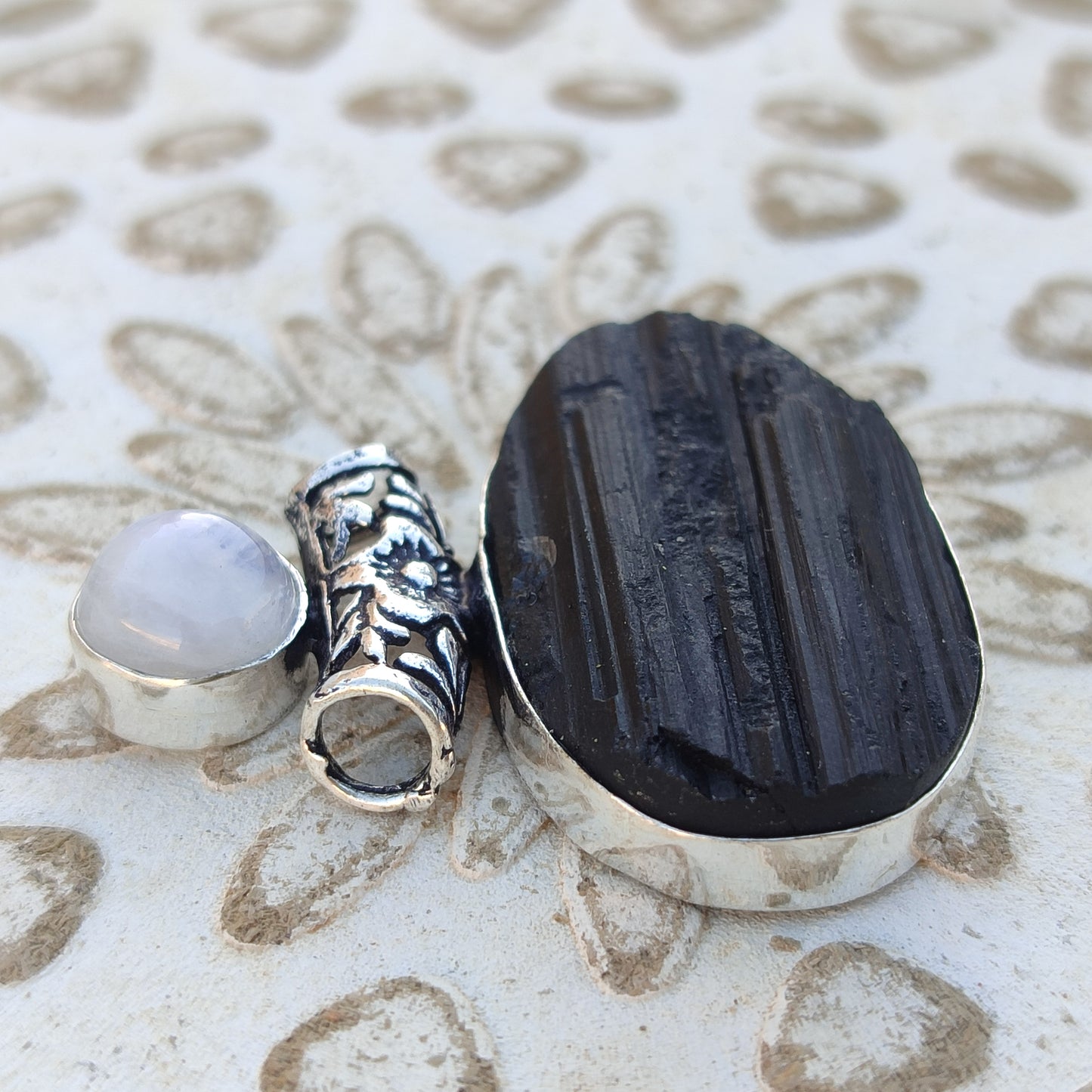 Colgante de Turmalina Negra y Piedra Luna | Joyería de la India